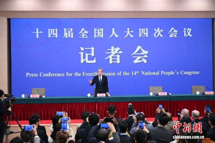 3月8日上昼10时，104届齐邦人年夜4次聚会正在梅天亚中央讯息公布厅举办记者会，恭请中同中心政事局委员、中接部少王毅便“华夏中接计谋战对于中干系”相干题目归问中中记者发问。中新社记者 田雨昊 摄